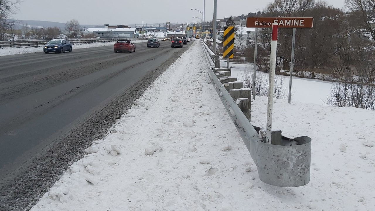 Le trottoirs du boulevard Lacroix n'ont pas été déneigé.