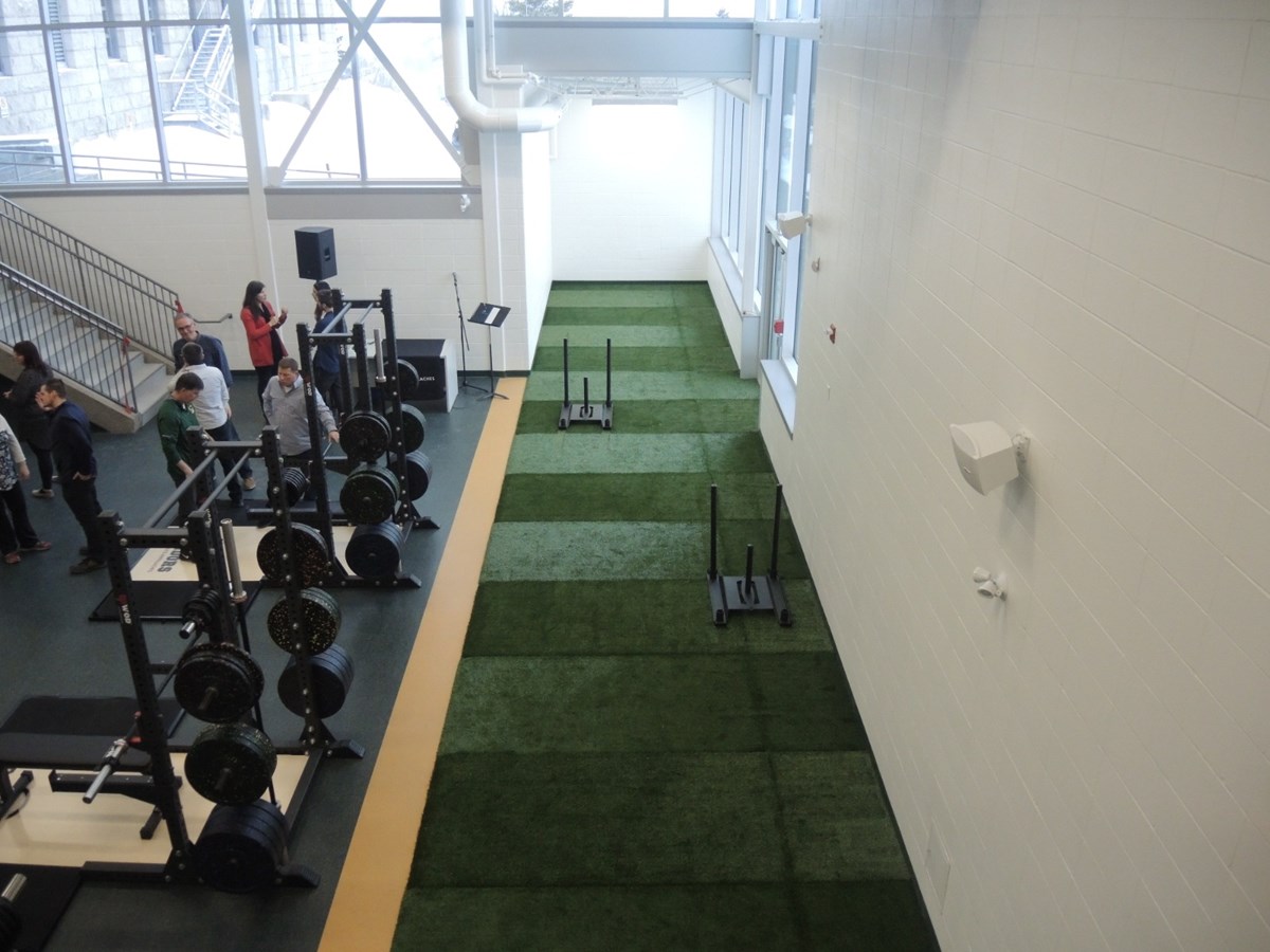 La nouvelle salle d'entraînement du Cégep Beauce-Appalaches comporte une nouveauté : une piste d'accélération en tapis synthétique d'une longueur de 100 pieds.