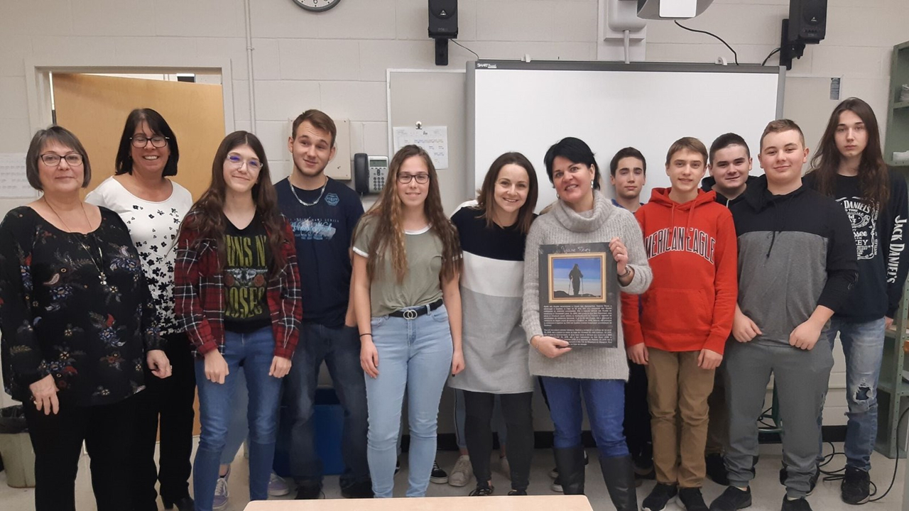 Tenant une plaque, Dre Nadine Fleury a été honorée par son ancienne école la semaine dernière.