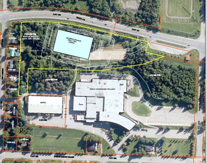 En bleu pâle, le futur centre sportif.