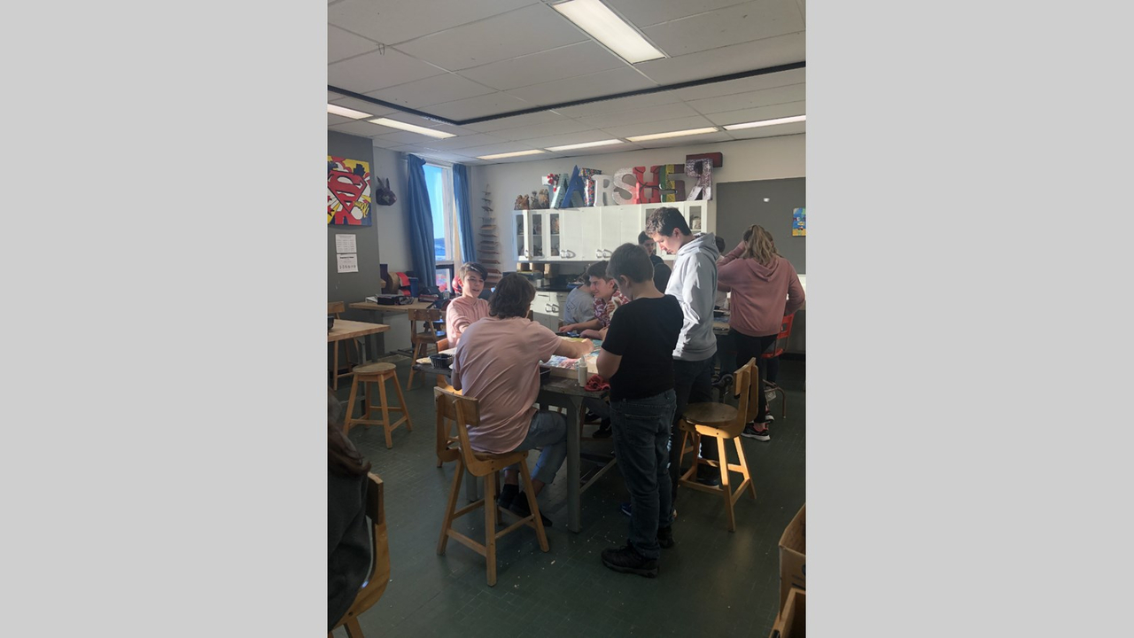 300 élèves de l’école secondaire Veilleux de Saint-Joseph réalisent une mosaïque collective