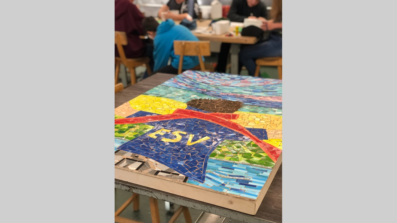 300 élèves de l’école secondaire Veilleux de Saint-Joseph réalisent une mosaïque collective