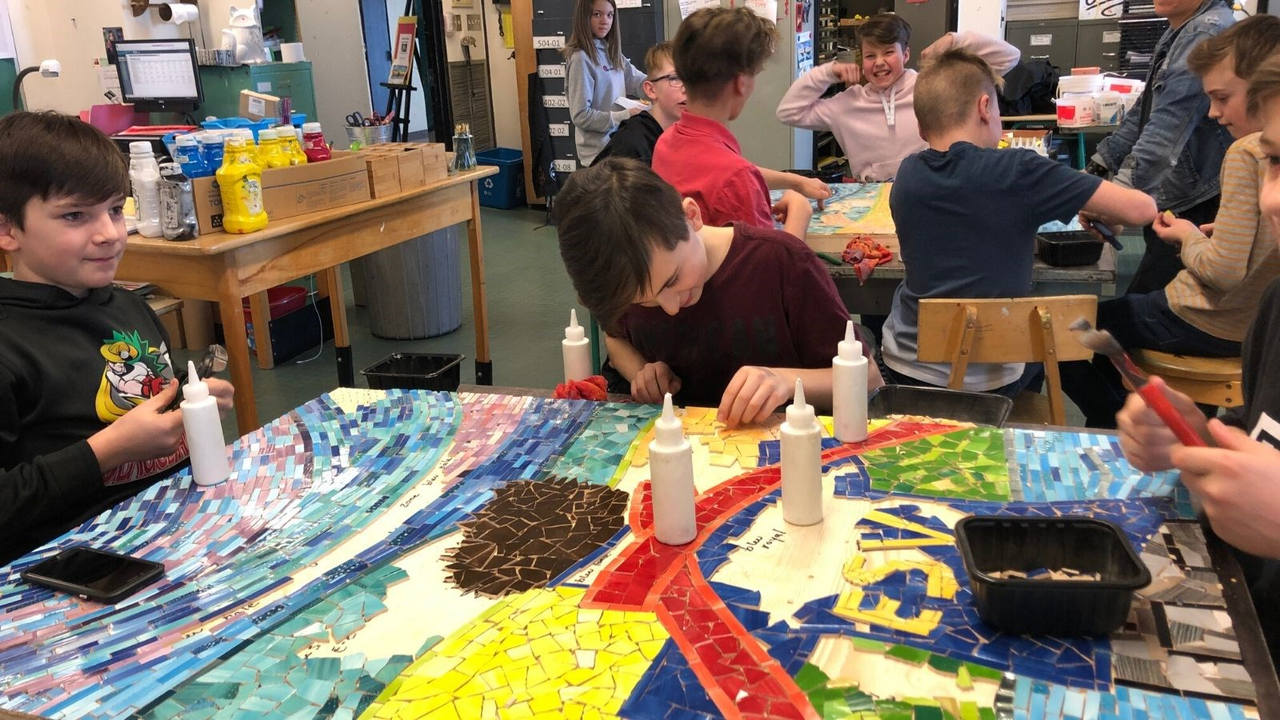 300 élèves de l’école secondaire Veilleux de Saint-Joseph réalisent une mosaïque collective