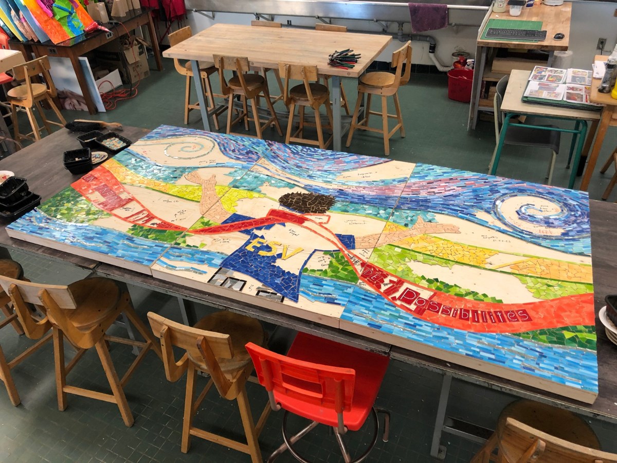300 élèves de l’école secondaire Veilleux de Saint-Joseph réalisent une mosaïque collective