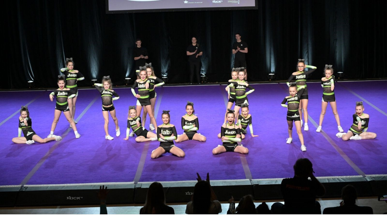 L'équipe de niveau 2 des Jabs Cheerleading Pretty Fighterd