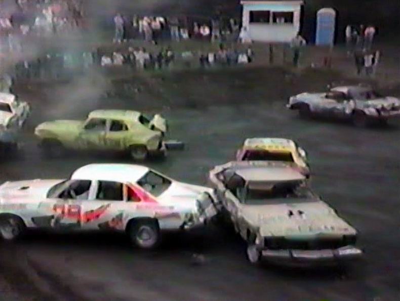 Normand DeLessard présente une course de démolition de Saint-Éphrem en 1990