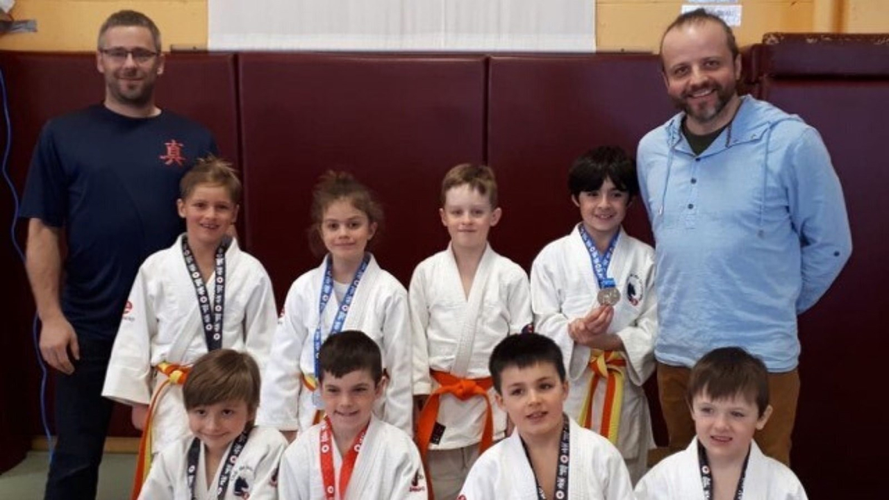 Judokas U10 accompagnés des entraîneurs Cédric Plante et Martin Beaulieu.