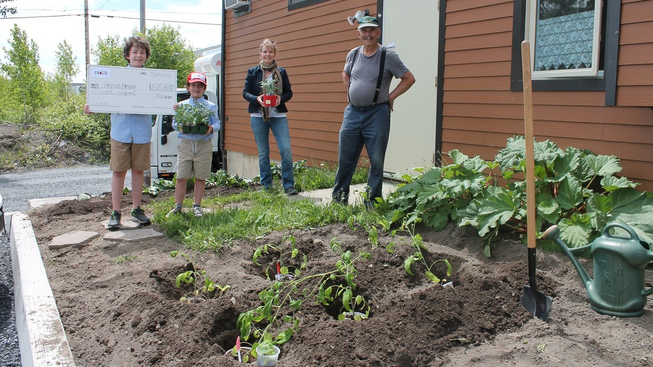 Joseph et Matéo Céolin (donateurs), Manon Carrier (responsable des relations externes, Moisson Beauce), Charles Gaudet (jardinier-bénévole). 