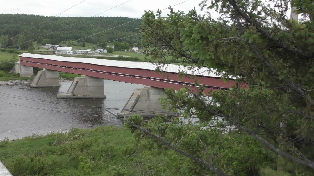 Normand De Lessard présente le pont couvert Perreault de Notre-Dame-des-Pins