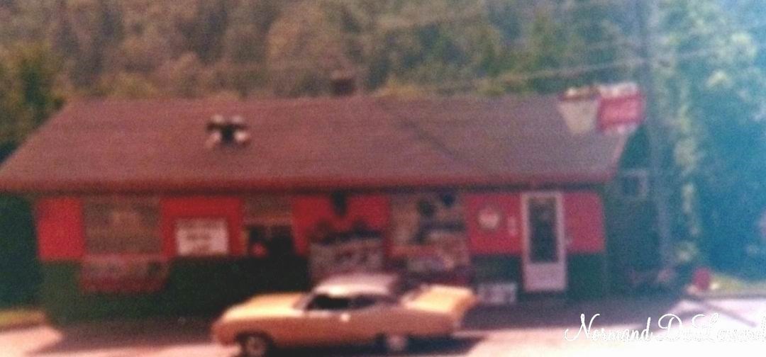 Normand De Lessard présente des souvenirs du Resto chez Lorraine de Beauceville