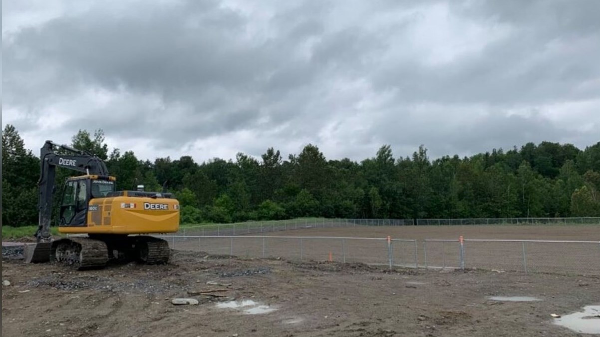 Le futur terrain de soccer qui vendra remplacé celui près de l'école primaire est bien avancé