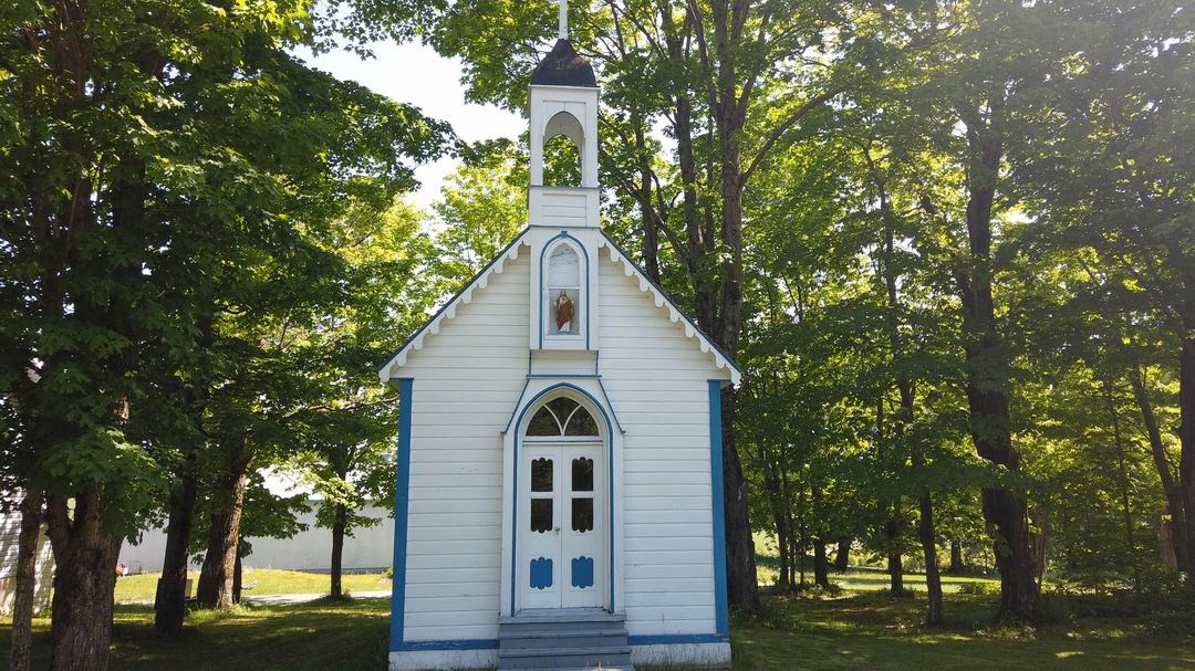 Normand DeLessard présente la petite chapelle Turcotte de Sainte-Marie