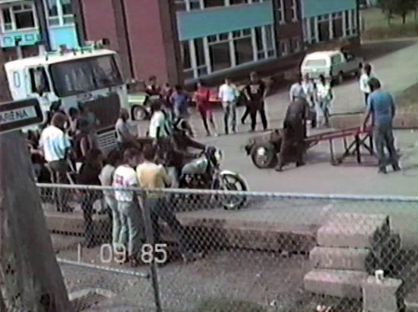 Normand De Lessard présente des tires de motos à Saint-Côme en 1985