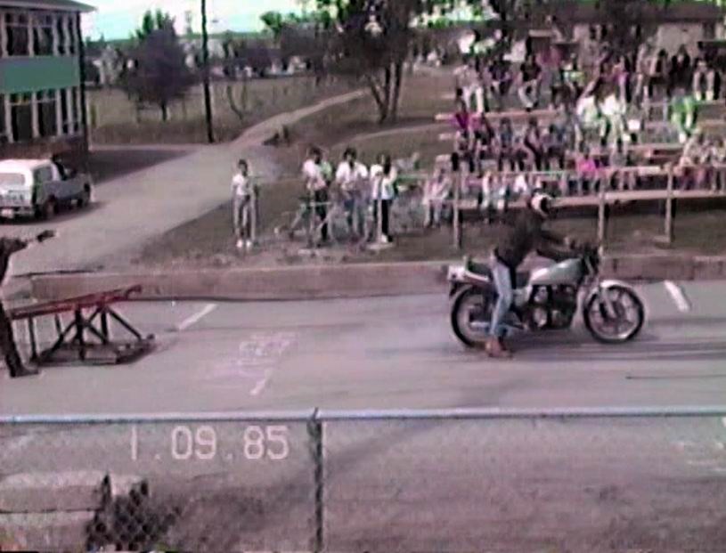 Normand De Lessard présente des tires de motos à Saint-Côme en 1985