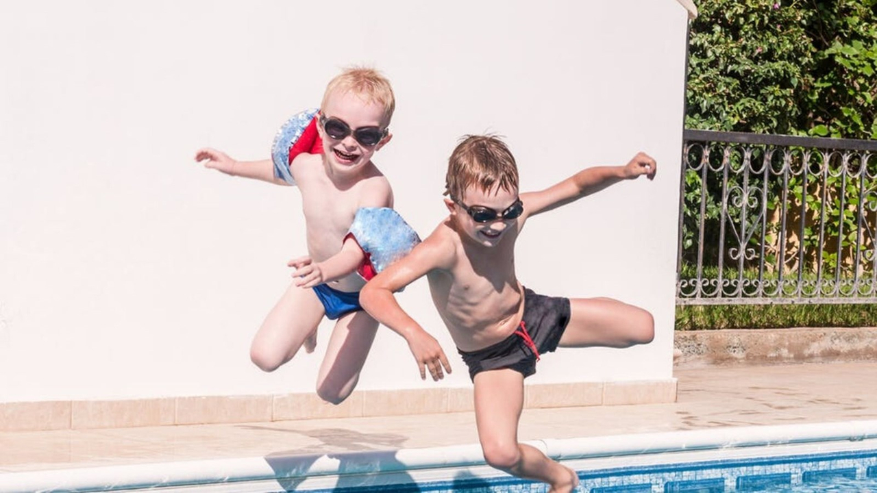 Surveiller ses enfants dans la piscine: un travail en soi