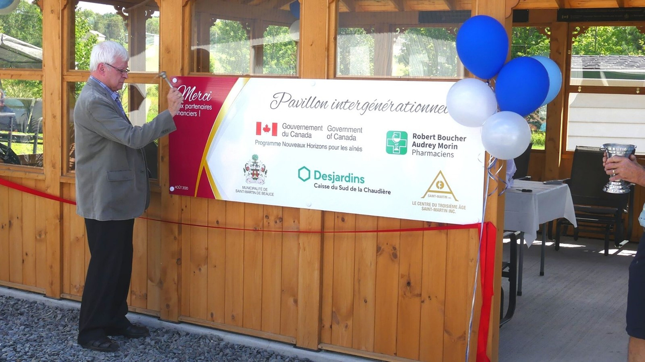 La bénédiction du pavillon a été faite par l'abbé Donald Cliche.