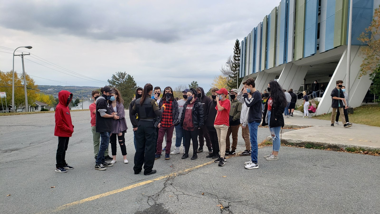 Une cinquantaine d'élèves ont manifesté contre les nouvelles mesures sanitaires dans le réseau scolaire