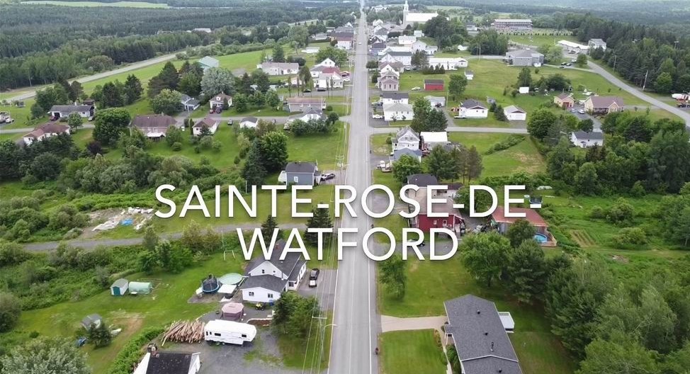 Normand DeLessard présente une vue aérienne de Sainte-Rose