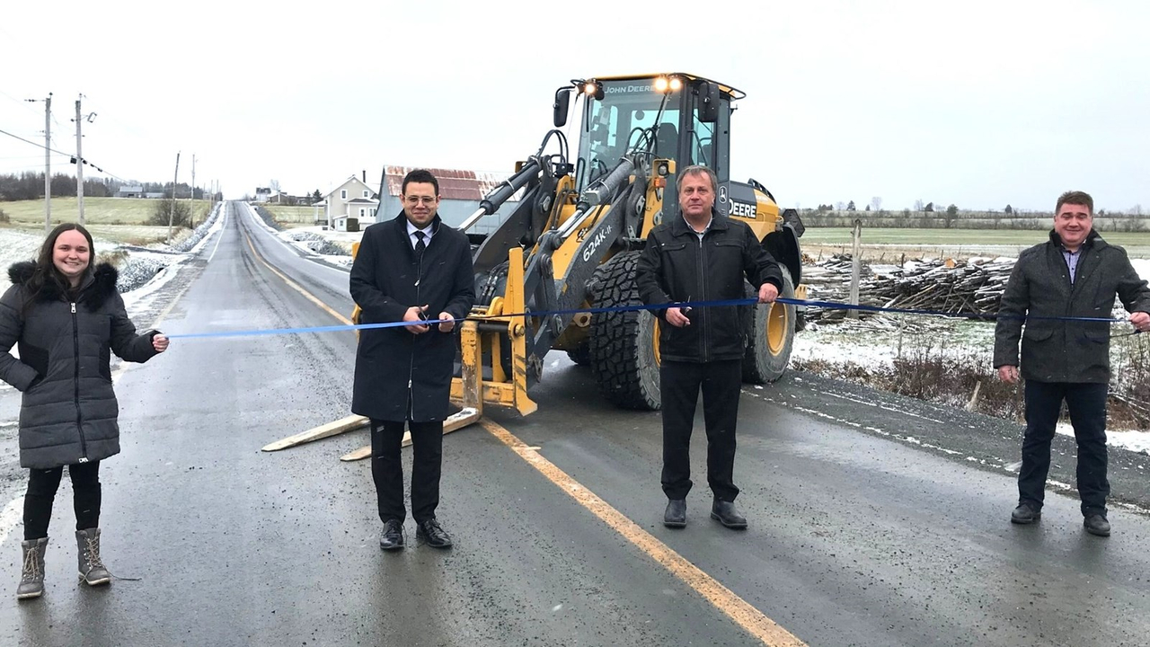 La conseillère de Saint-Honoré, Karine Champagne, le député de Beauce-Sud, SamuelPoulin, le maire de Saint-Honoré, Dany Quirion, et l’inspecteur municipal, Stéphane Poulin, dans le rang 9 à Saint-Honoré. 