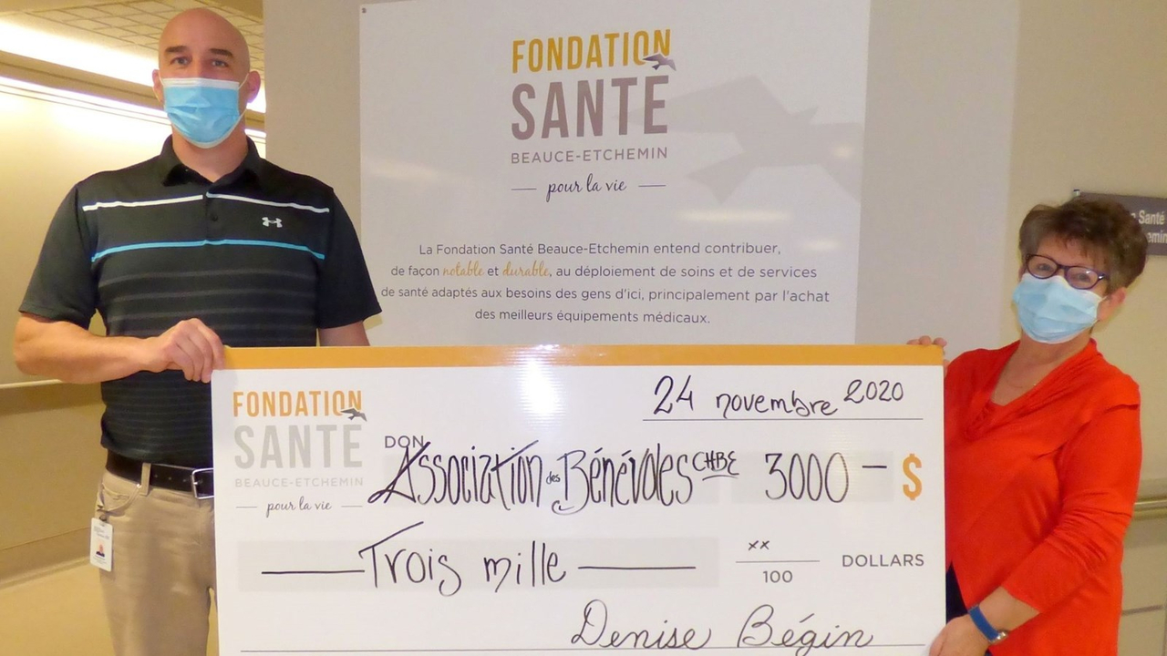 Pascal Mercier, administrateur à la Fondation Santé Beauce-Etchemin et Denise Bégin de l’Association des Bénévoles du CHBE