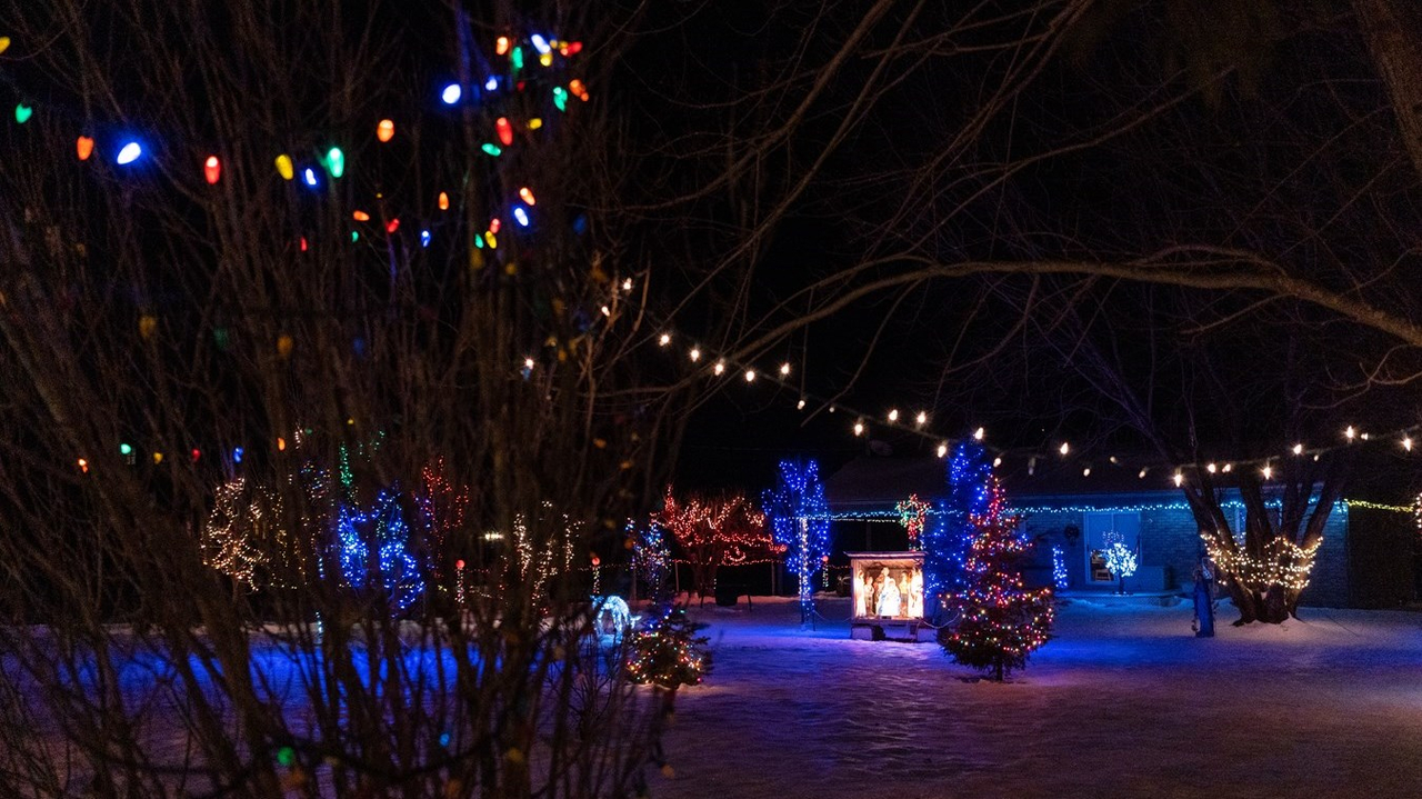 Jeannine Poirier illumine chaque année son jardin pour la résidence de la Roselière