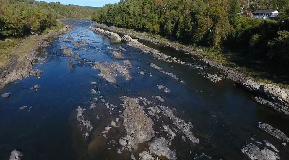Normand DeLessard présente les Rapides du diable de Beauceville vues du ciel