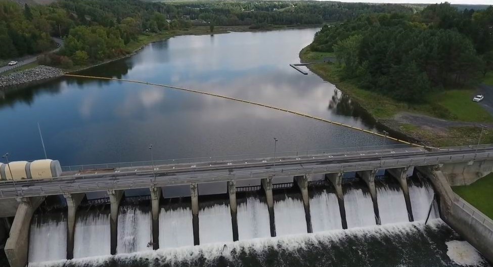 Normand DeLessard présente une vue aérienne du barrage Sartigan