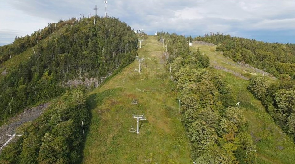 Normand DeLessard présente une vue aérienne du Mont-Orignal en été