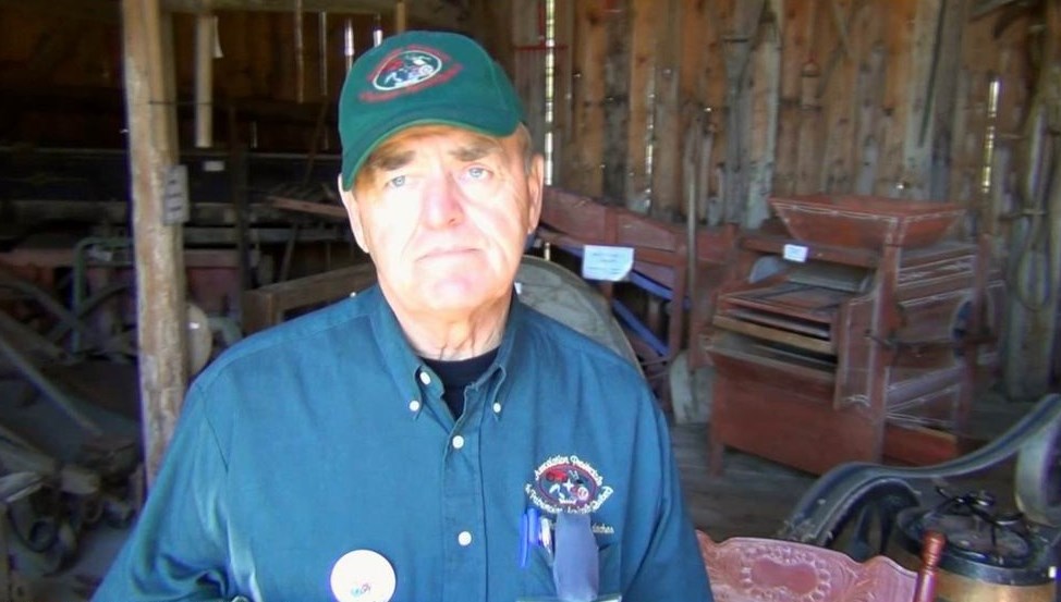 Normand DeLessard présente Jean-Denis Roy, collectionneur de pintes de lait