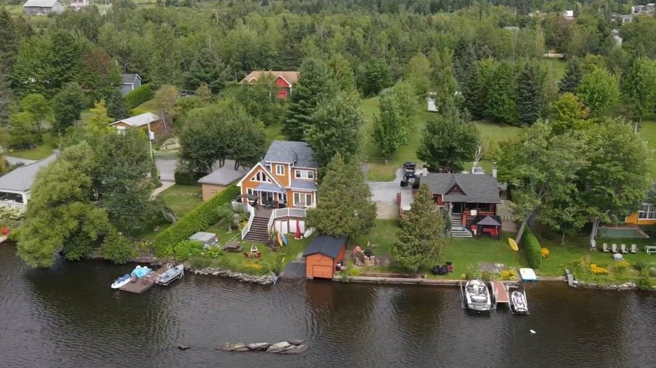 Normand DeLessard présente le lac Fortin vu des airs