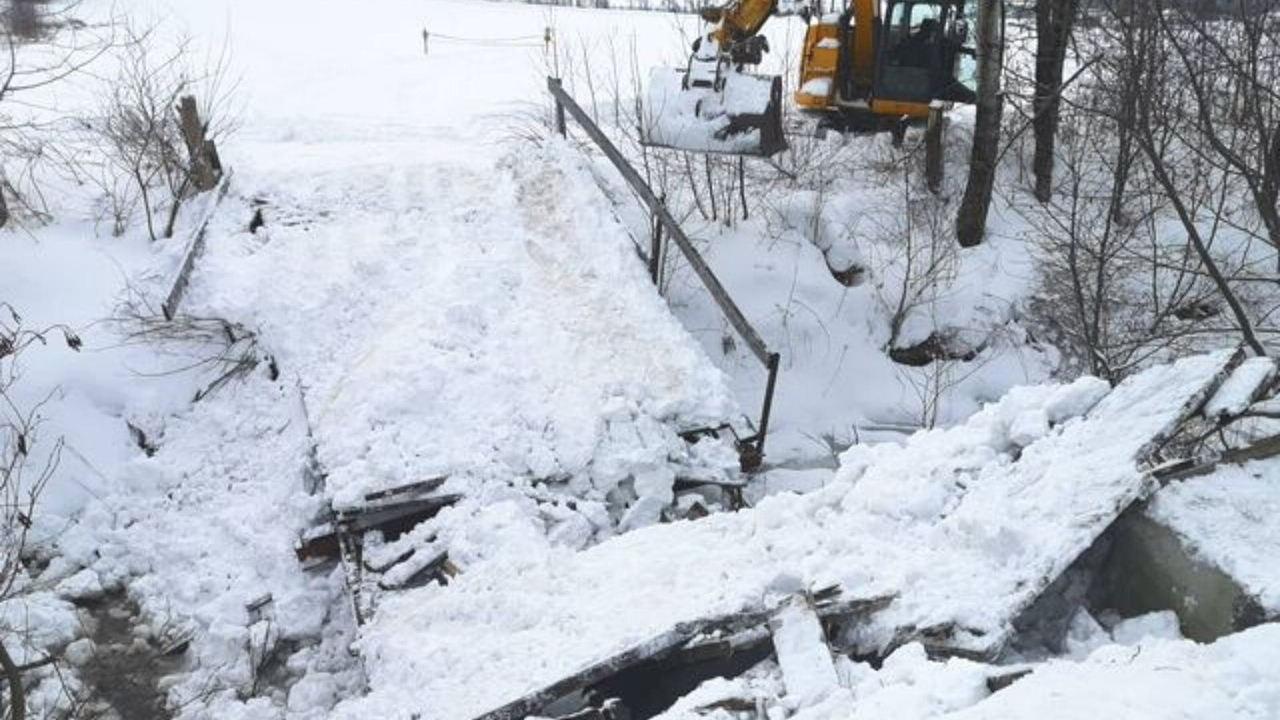 Un pont cède sous le poids d'une déneigeuse sur un sentier de motoneige