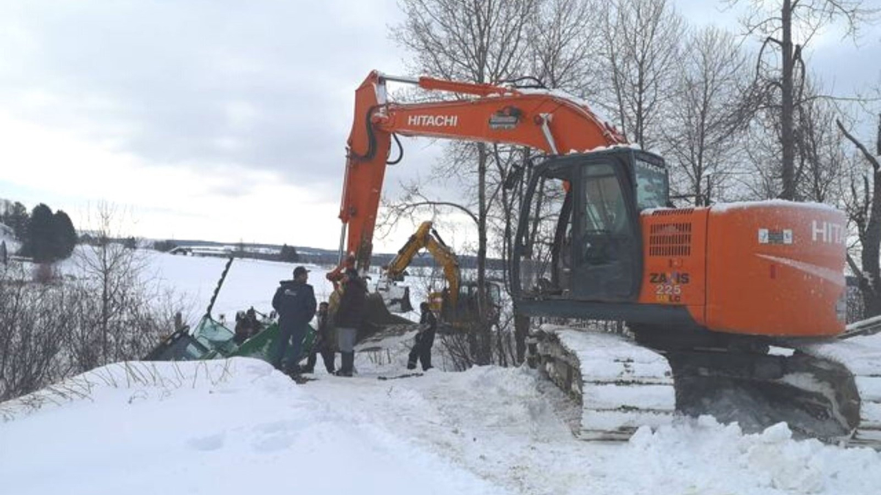 Un pont cède sous le poids d'une déneigeuse sur un sentier de motoneige