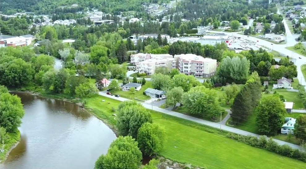 Normand DeLessard présente une vue aérienne de Notre-Dame-des-Pins