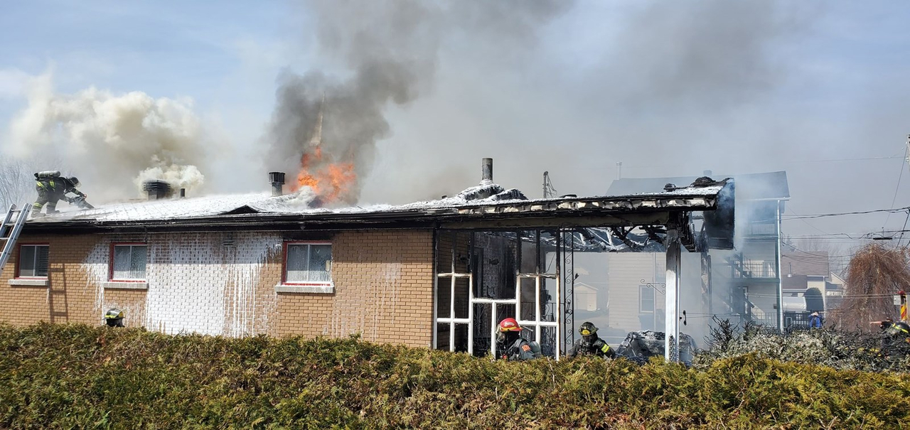 Une résidence gravement endommagée par les flammes