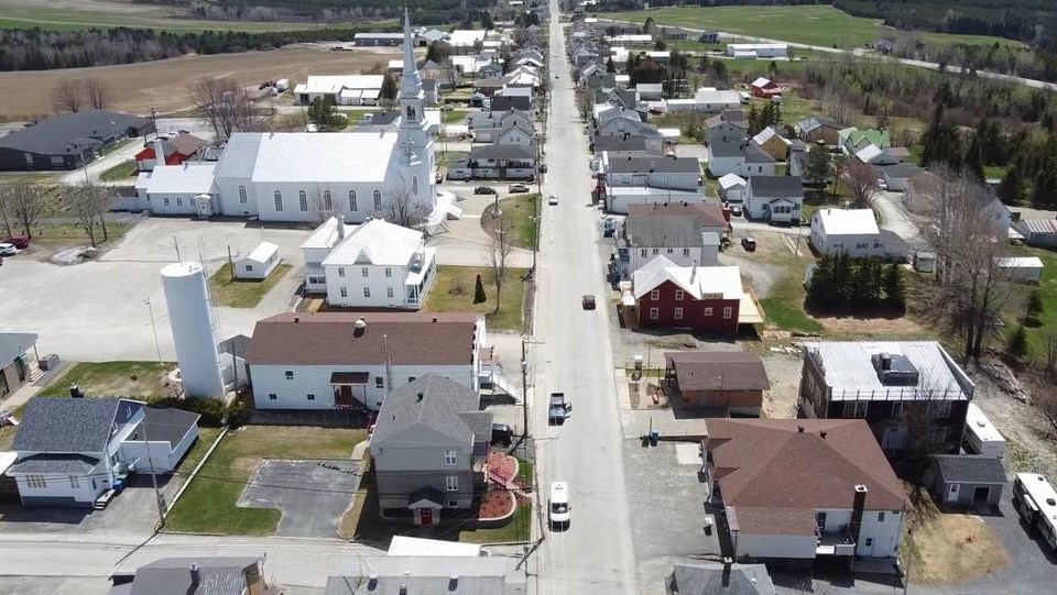 Normand DeLessard présente une vue aérienne de Saint-Magloire