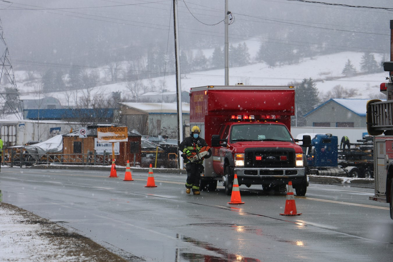 Un véhicule frappe un lampadaire et un poteau électrique à Beauceville