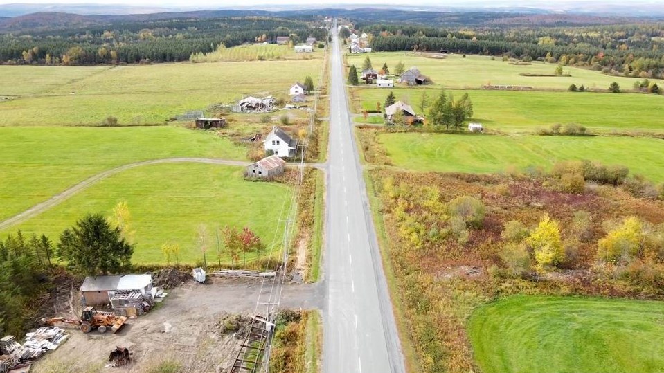 Normand DeLessard présente une vue aérienne de la route Fraser de Beauceville