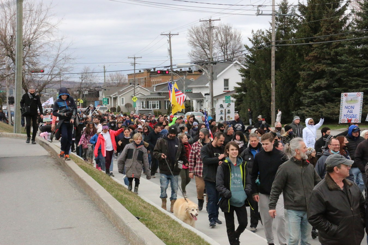 500 personnes à une manif contre les mesures sanitaires de la COVID-19