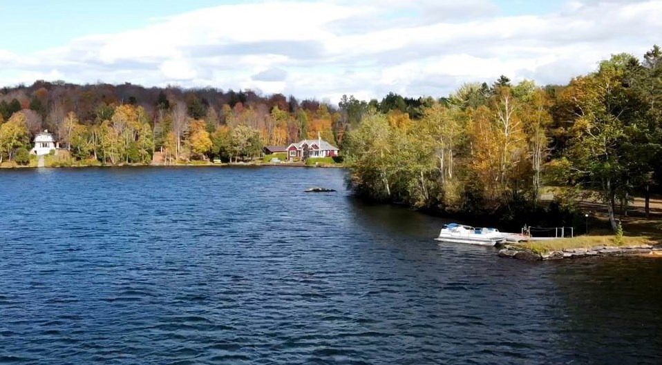Normand DeLessard présente une vue aérienne du Lac-Poulin