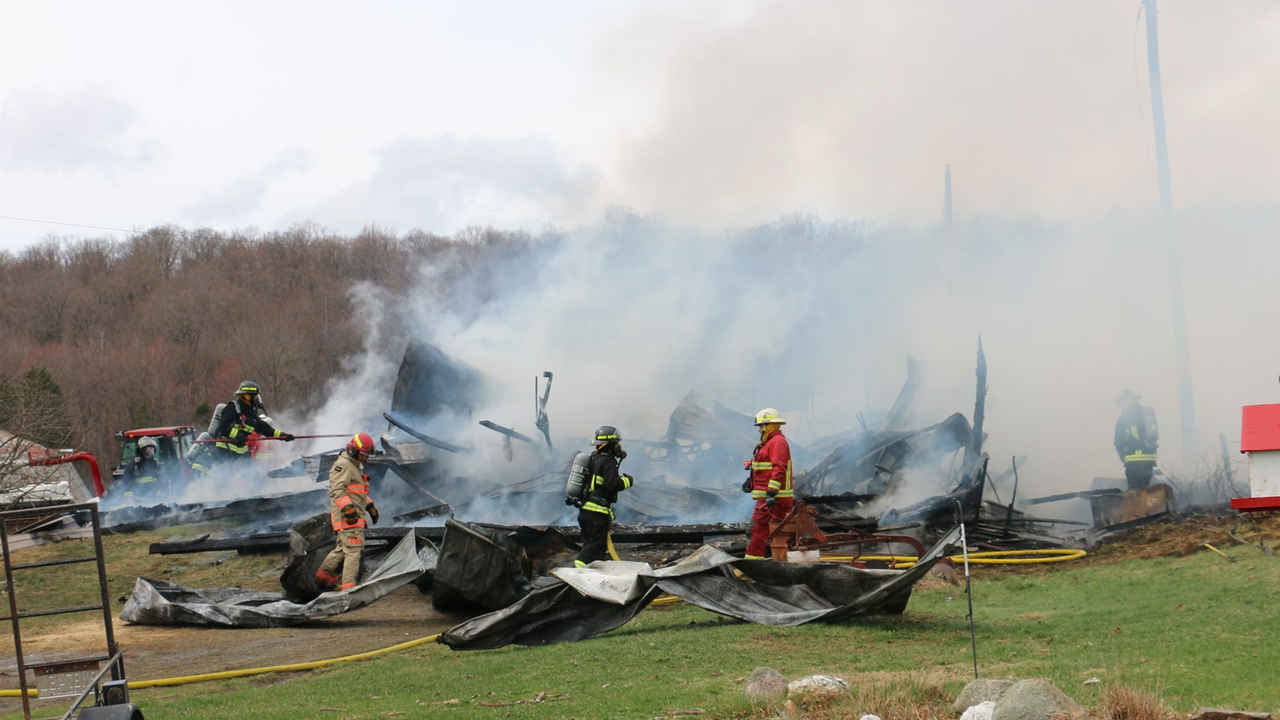 Un garage résidentiel détruit par les flammes