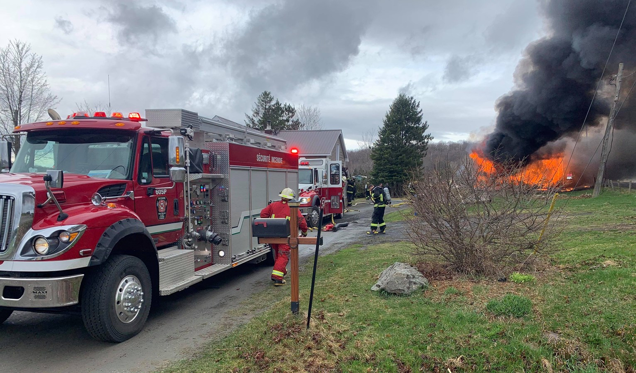 Un garage résidentiel détruit par les flammes