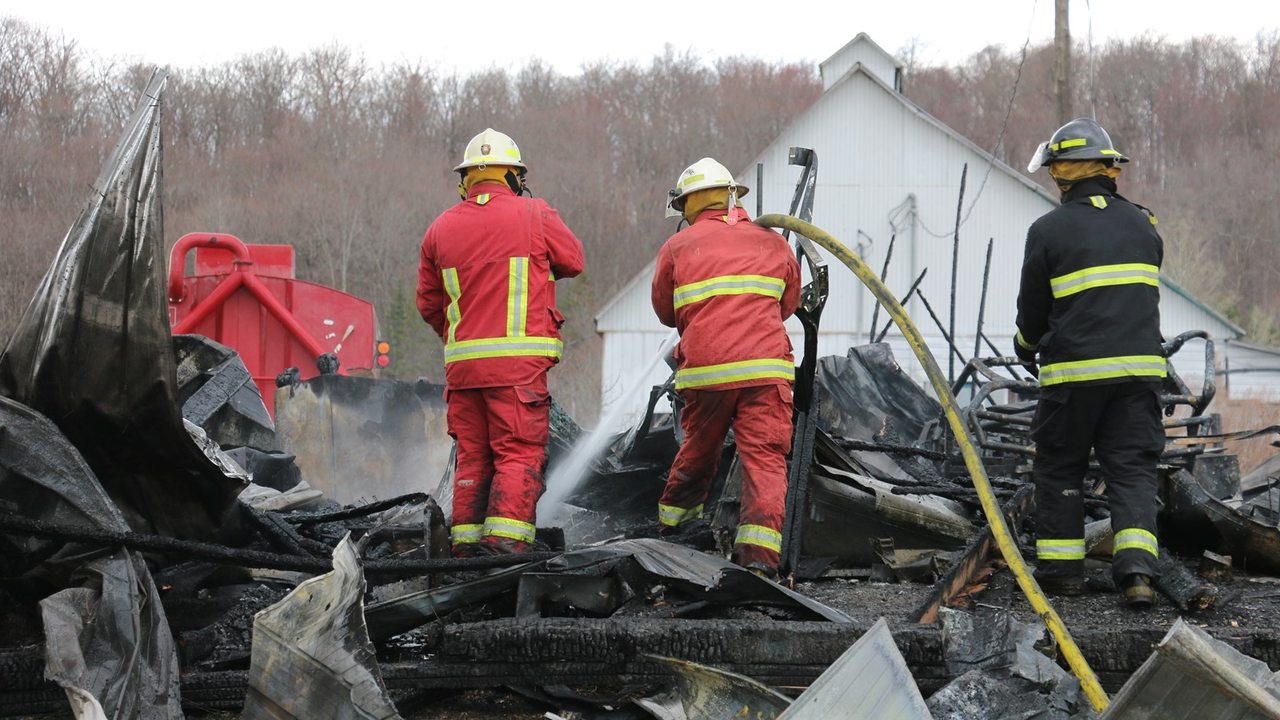 Un garage résidentiel détruit par les flammes