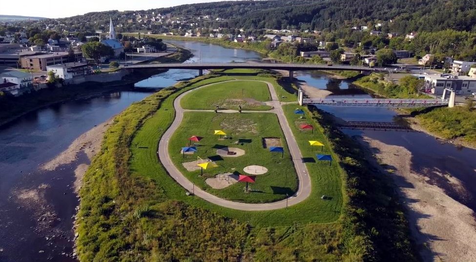 Normand DeLessard présente une vue aérienne de Beauceville