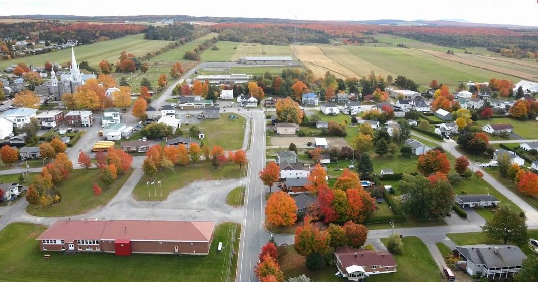 Normand DeLessard présente une vue aérienne de Lambton