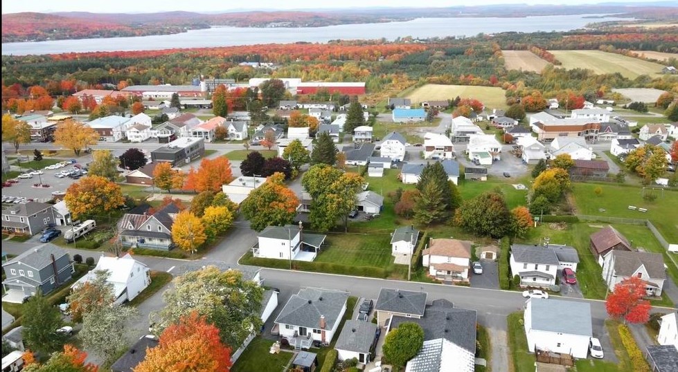 Normand DeLessard présente une vue aérienne de Lambton