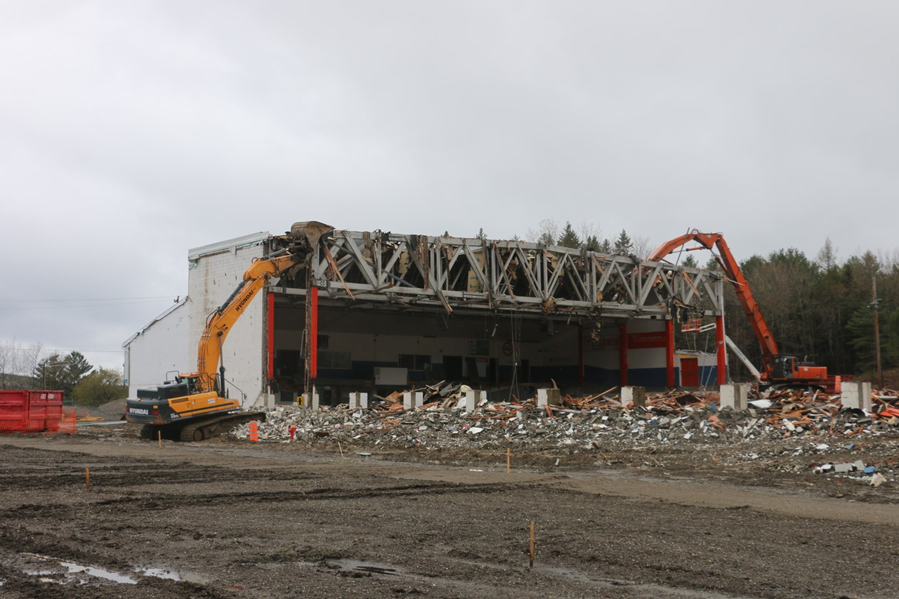 La démolition de l'ancien aréna de Beauceville devrait se conclure cette semaine