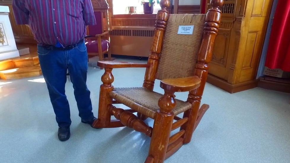 Normand DeLessard présente les souvenirs de la chaise berçante du curé Dionne