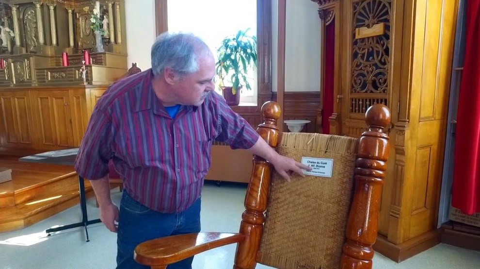 Normand DeLessard présente les souvenirs de la chaise berçante du curé Dionne