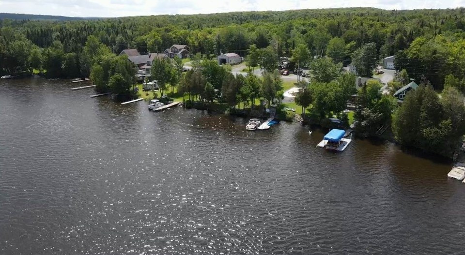 Normand DeLessard présente une vue aérienne du Lac des Abénaquis de Sainte-Aurélie