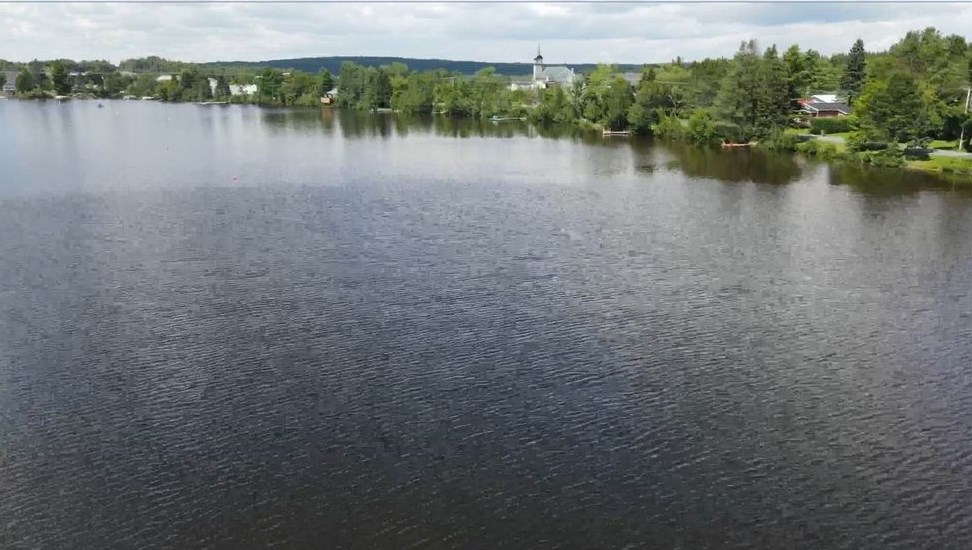 Normand DeLessard présente une vue aérienne du Lac des Abénaquis de Sainte-Aurélie